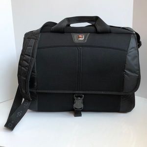 Swiss Gear padded laptop shoulder bag with large roomy compartments